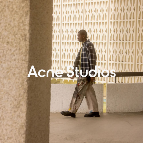 Acne Studios Kollektion – beiger urbaner Hintergrund mit Model, Streetwear inspiriert von Sport und Lifestyle bei Closory