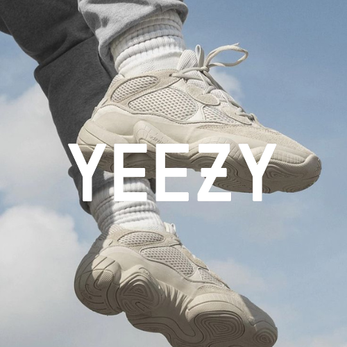 Yeezy Kollektion – Zwei Beine mit Yeezys schweben in der Luft, blauer Himmel im Hintergrund, futuristischer Streetstyle bei Closory