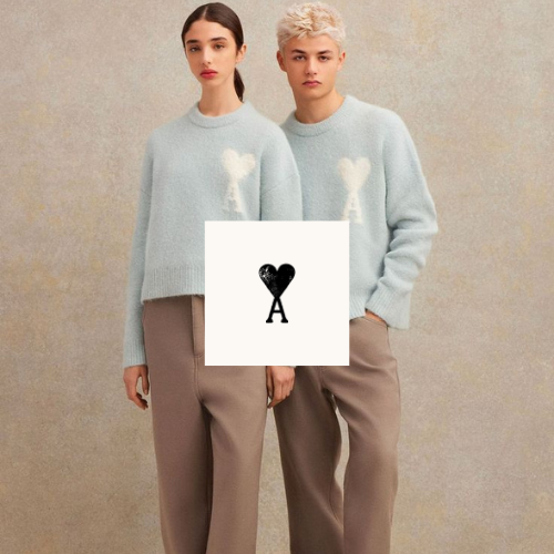 Ami Paris Kollektion – zwei Models in Pullovern und Hosen vor beigefarbener Wand, exklusive Damen- und Herrenmode bei Closory