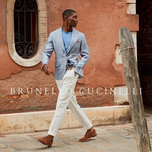 Brunello Cucinelli Kollektion – Model in weißer Hose, Sakko und braunen Schuhen in Altstadt, eleganter Lifestyle bei Closory