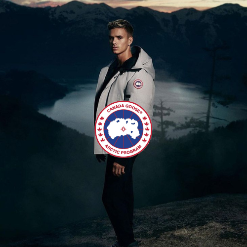 Canada Goose Kollektion – Model in Parka vor dunkler Schlucht an nebligem Abend, Outdoor-Lifestyle bei Closory