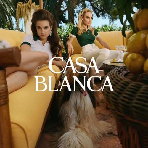 Casablanca Kollektion – zwei Frauen im Old-School-Look auf Couch mit Hund in der Mitte, lässiger Lifestyle bei Closory