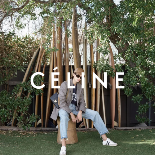 Celine Kollektion – Model sitzend mit Tasche vor grünem Garten, eleganter Lifestyle bei Closory
