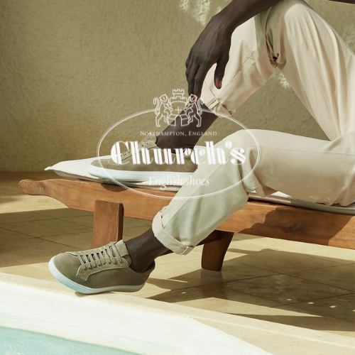 Church’s Kollektion – Model von Bauch abwärts mit eleganten Schuhen auf Liege am Pool, luxuriöser Lifestyle bei Closory