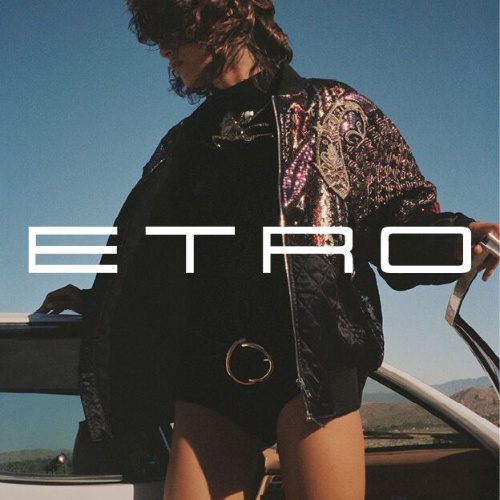 Etro Kollektion – Frau stehend in Autotüre mit Retro-Look vor Berg-Hintergrund, eleganter Lifestyle bei Closory