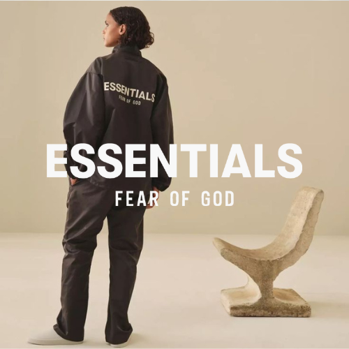 Fear Of God Essentials Kollektion – Frau in Essentials-Cardigan und Hose in beige-gelbem Raum mit Marmorstuhl, lässiger Lifestyle bei Closory