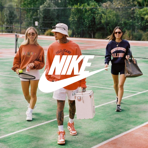 Nike Kollektion – Ein männliches und zwei weibliche Models laufen in Nike Sneakern über ein Tennisfeld, sportlicher Lifestyle bei Closory