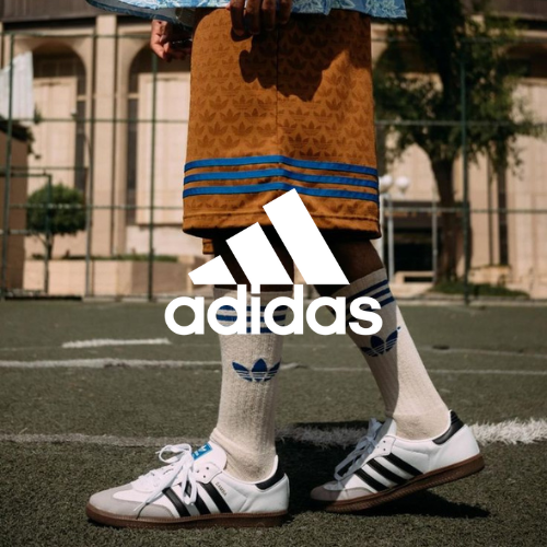 Adidas Kollektion – Model mit Adidas Sneakern im urbanen Streetwear-Look vor städtischem Hintergrund bei Closory