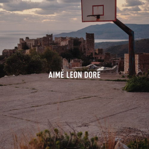 „Aimé Leon Dore Kollektion – urbanes Basketballfeld mit Korb unter dunklem Himmel, Streetwear inspiriert von Sport und Lifestyle bei Closory