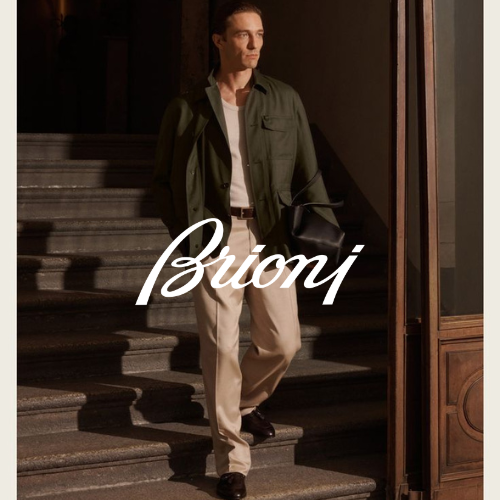 Brioni Kollektion – Model vor luxuriösem Ladenausgang mit schlichten Farben, hochwertige Lifestyle-Mode bei Closory