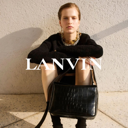 Lanvin Kollektion – Schwarz gekleidetes Model in Hocke stehend mit schwarzer Tasche, eleganter Lifestyle bei Closory