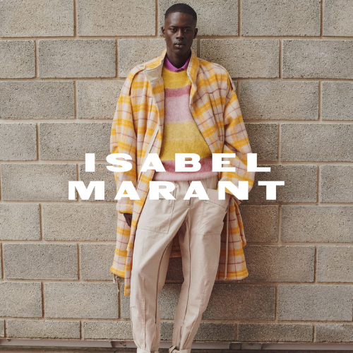 Isabel Marant Kollektion – Model vor Steinwand in gelb-weißer Luxuskleidung, eleganter Lifestyle bei Closory