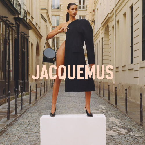 Jacquemus Kollektion – Model in Highheels auf Podest in französischer Altstadt, eleganter Lifestyle bei Closory