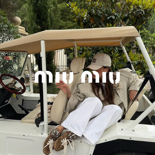 Miu Miu Kollektion – Model liegt auf Sitz eines Goldcarts mit Miu Miu Tasche, verspielter Lifestyle bei Closory