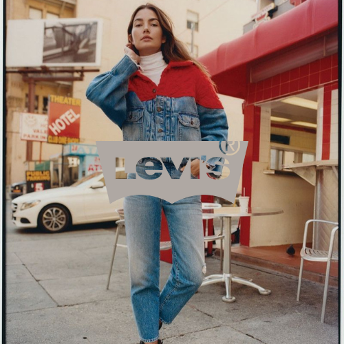 Levi’s Kollektion – Frau in Jeans und Denim-Jacke vor Fast-Food-Restaurant, lässiger Lifestyle bei Closory