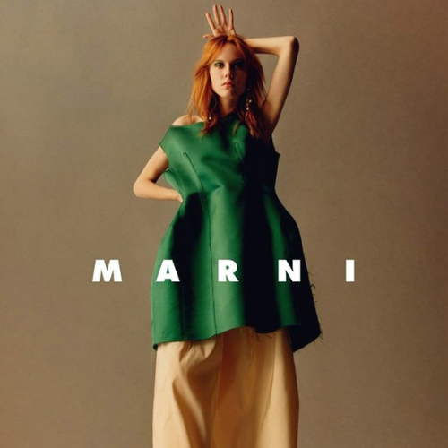 Marni Kollektion – skurril gekleidetes Model mit grünem Oberteil vor grauem Hintergrund, kreativer Lifestyle bei Closory