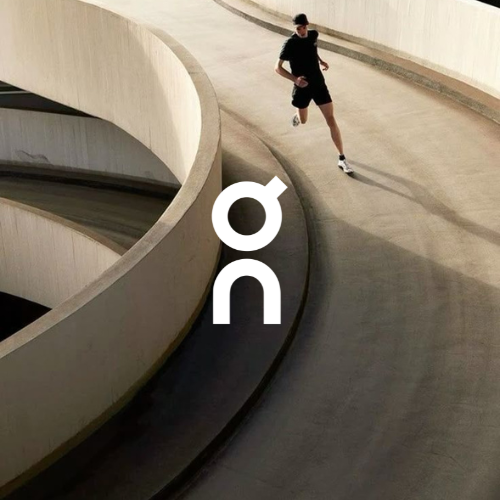 On Running Kollektion – Jogger rennt die Abfahrt eines Parkhauses runter, sportlicher Lifestyle bei Closory