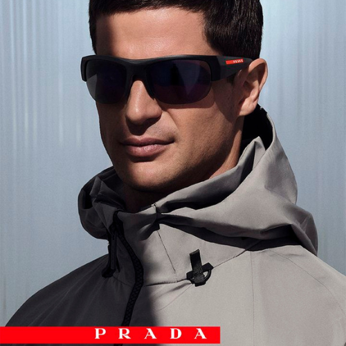 Prada Kollektion – Mann mit Prada Sonnenbrille in Nahaufnahme schaut in die Kamera, luxuriöser Lifestyle bei Closory