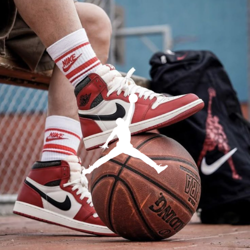 Jordan Kollektion – Rot-weißer Air Jordan 1 High auf Basketball stehend, sportlicher Lifestyle bei Closory
