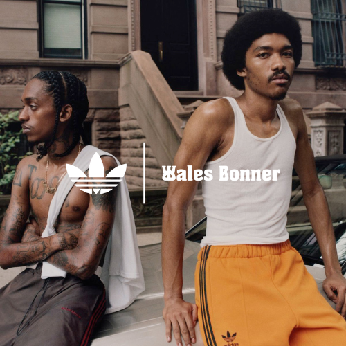 Wales Bonner Kollektion – Zwei Models lehnen an einem Auto vor Backsteinwand in loser Streetwear-Kleidung, urbaner Lifestyle bei Closory